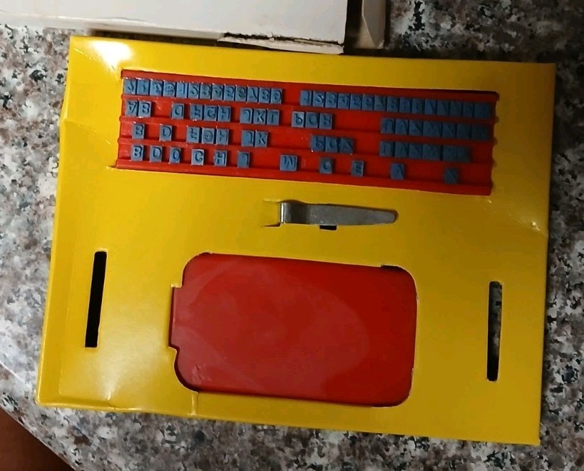 VINTAGE 1960s KIDS STAMPER SET FOR CREATING YOUR OWN NEWS ITEMS: LETTERS + NOs.