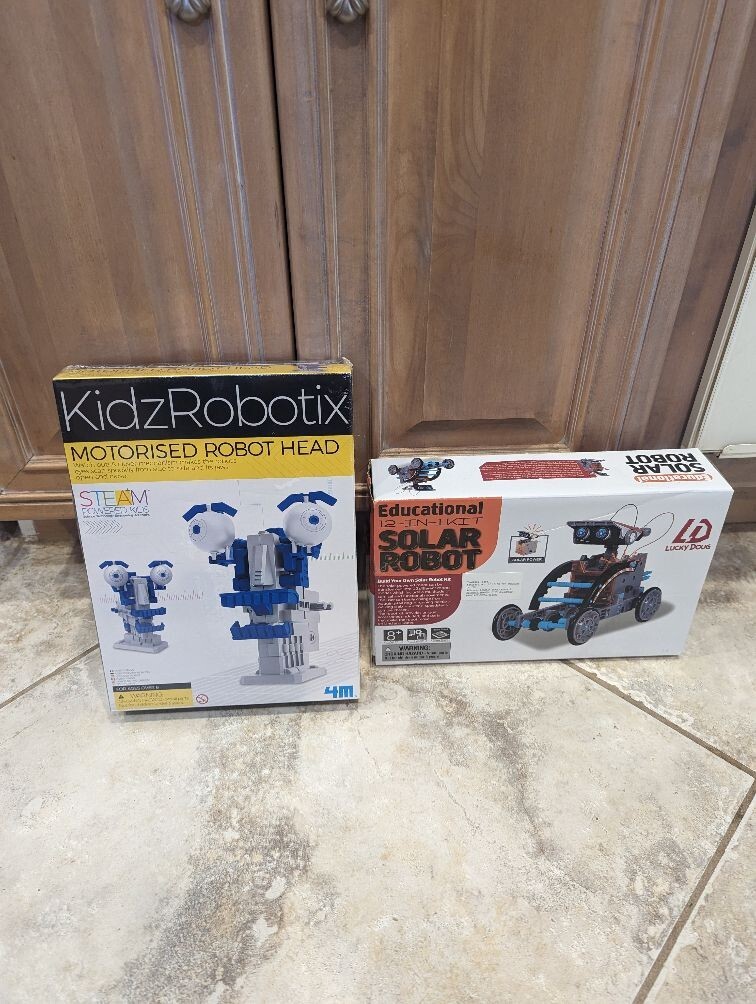 KidzRobotix Motorises Robot Head & Lucky Doug 12-In-1 Stem Solar Robot Kit – New