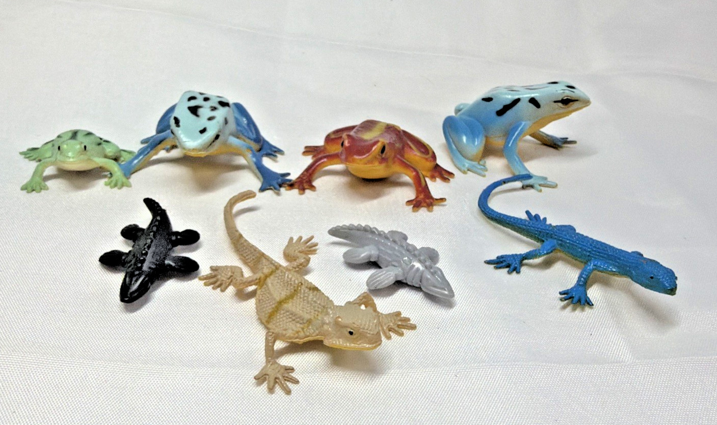 Lot Of 8 Toy or Diorama Frogs And Lizards Plastic/Rubber