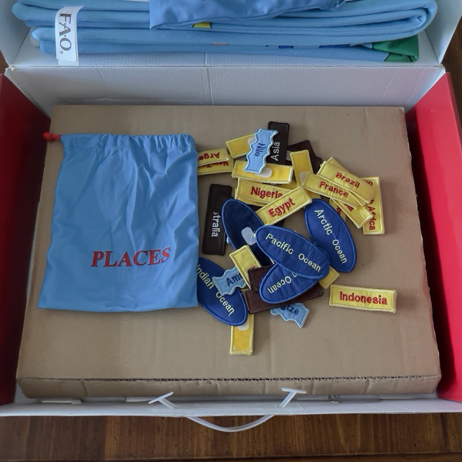 FAO Schwarz 52″ Big World Map Hanging Play Map 60 Removable Pcs Complete in Box