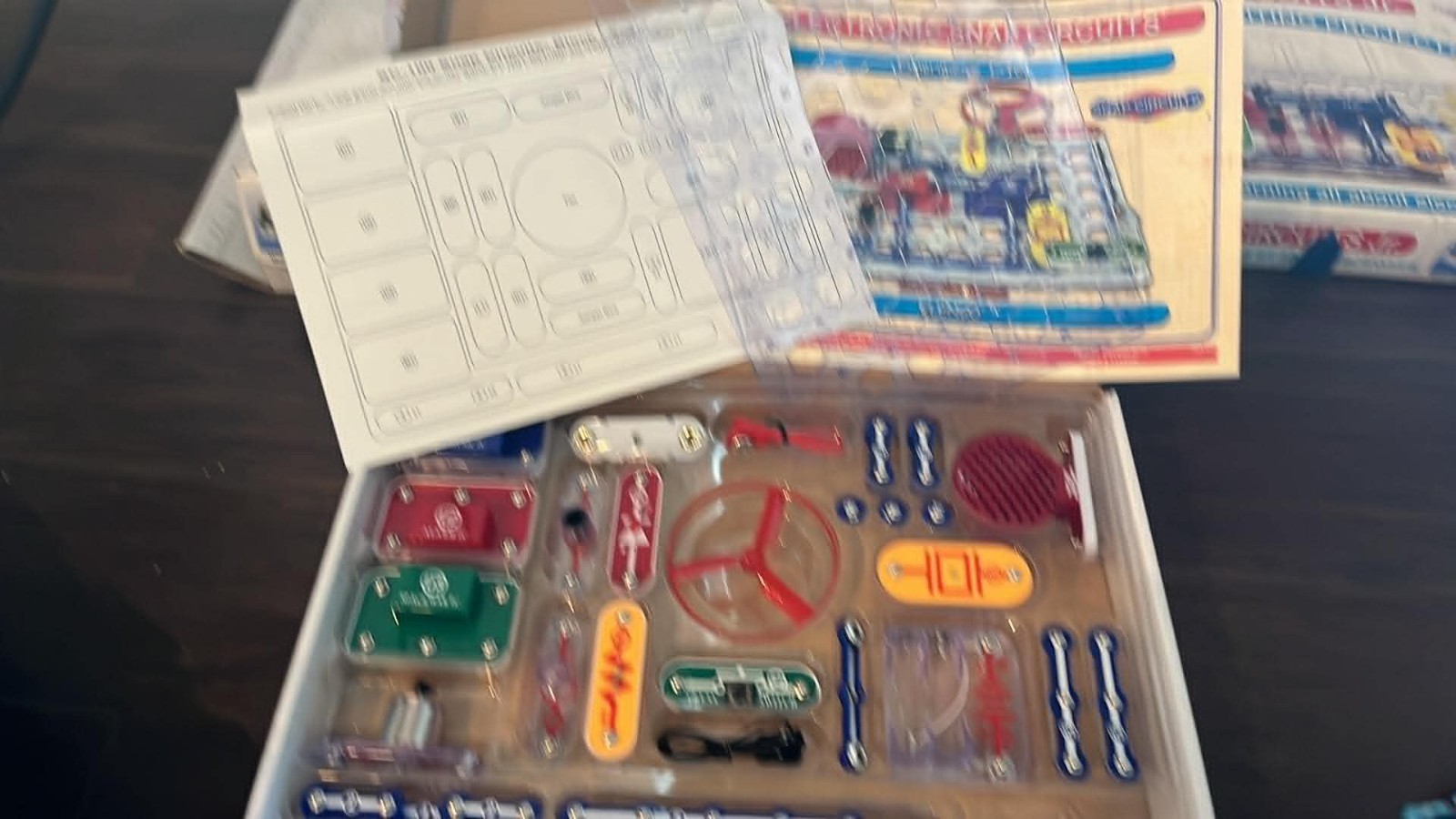 HUGE mixed LOT Elenco Electronic Snap Circuits Parts Manuals STEM kit