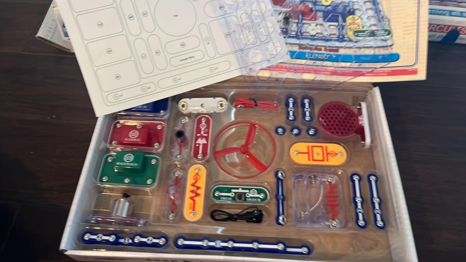 HUGE mixed LOT Elenco Electronic Snap Circuits Parts Manuals STEM kit