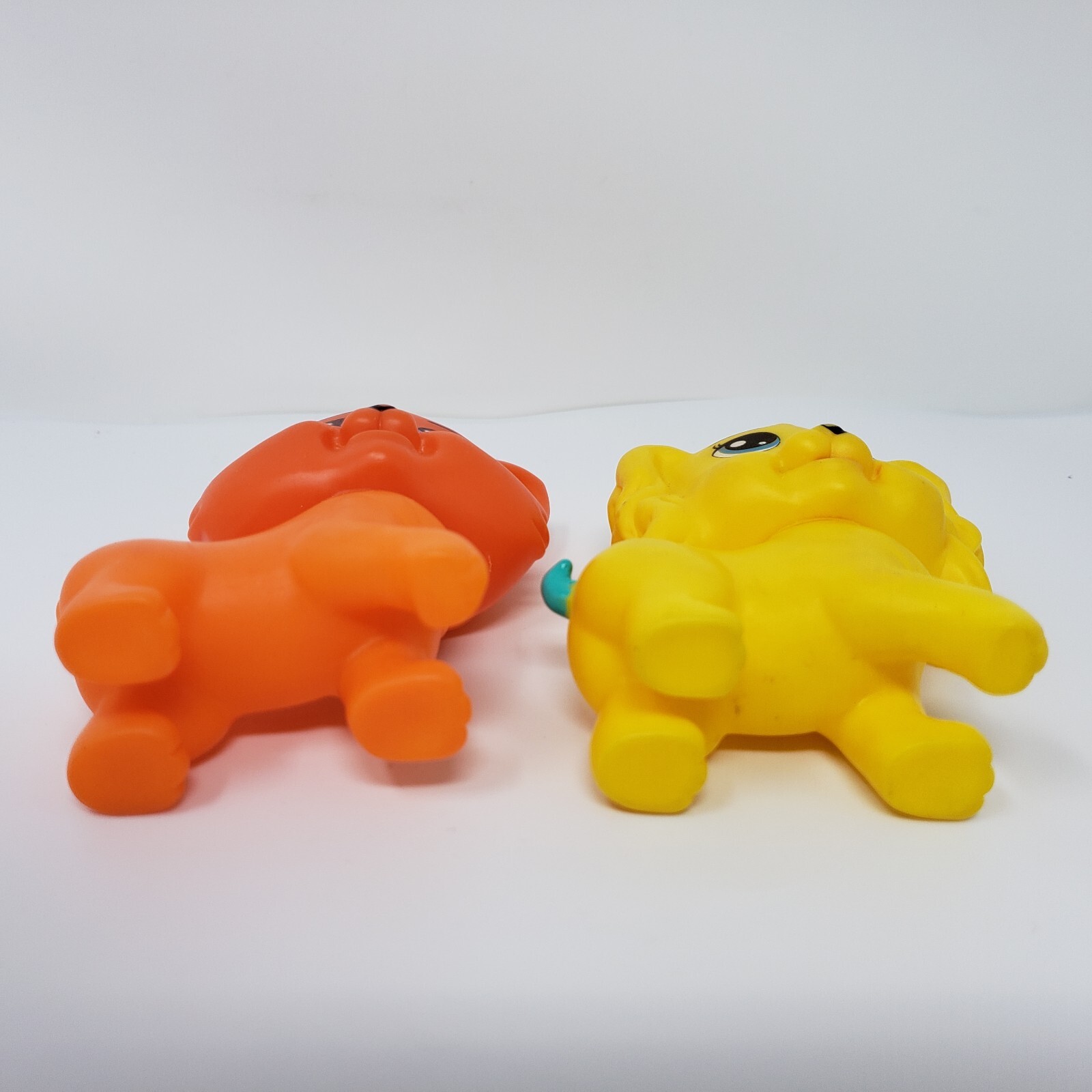 Dog Cat Kitten Plastic Toy Figures Not Branded Lot of 2