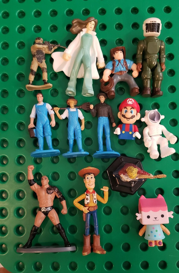 lot #42 – 13 small action figures People Farmer Farm plastic more