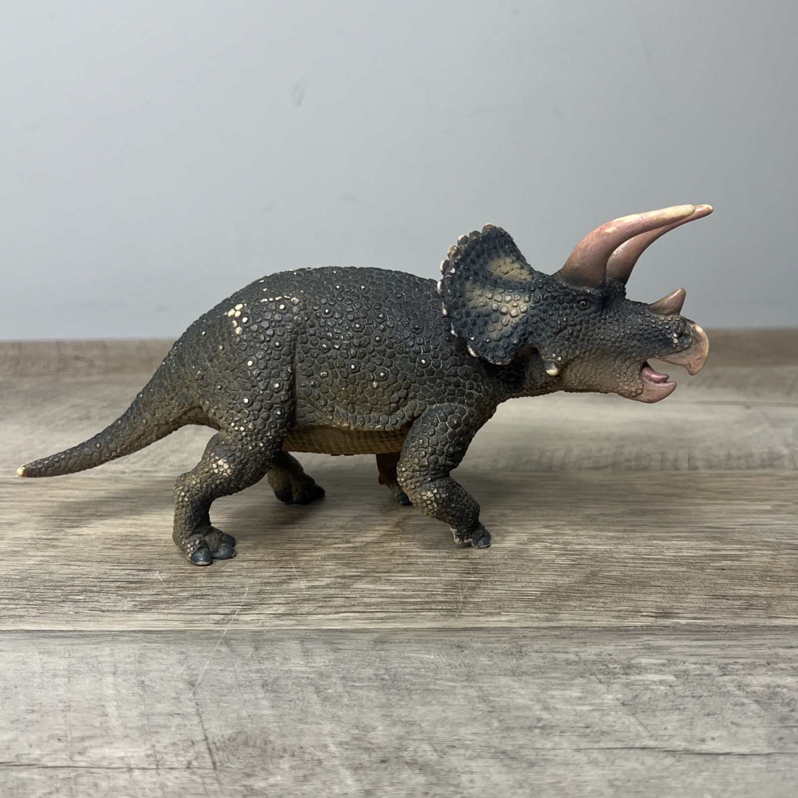 Safari Ltd Triceratops Figure Brown Prehistoric Dinosaur Figurine 6″ 2018