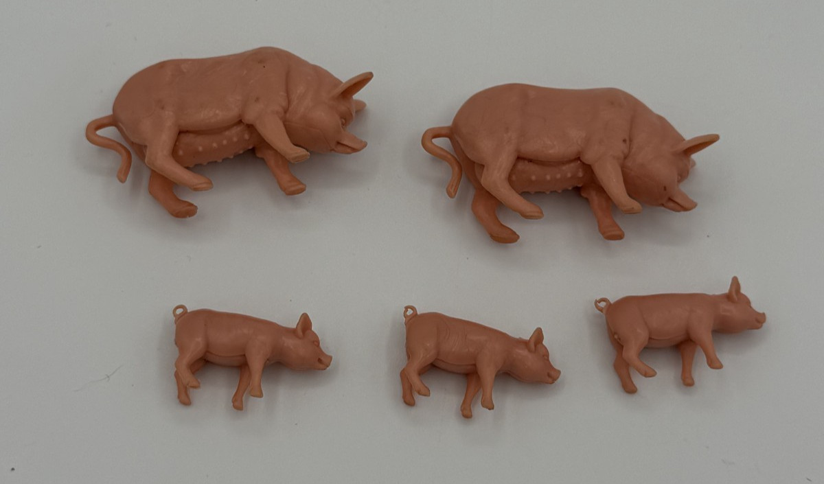Set of 5 Pink Plastic pigs toy farm animals Sows piglets unknown vintage