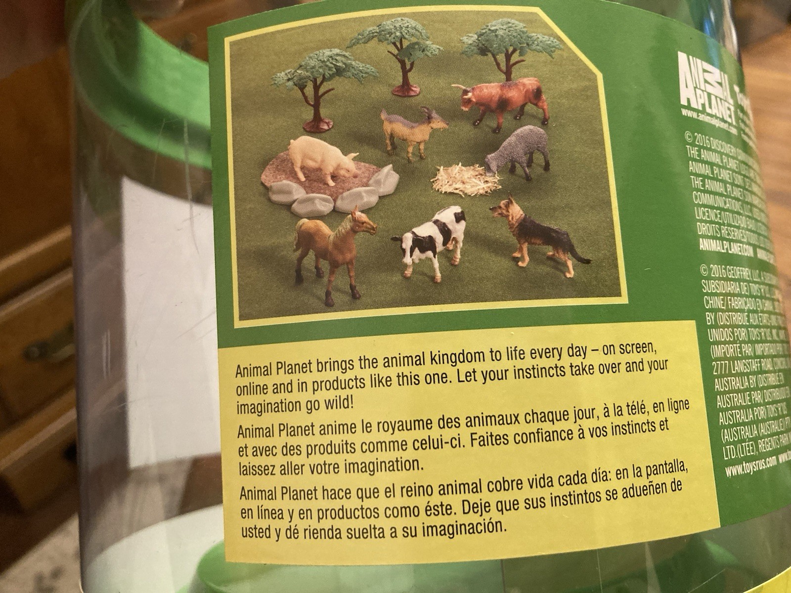 Animal Planet Farm Animals with Storage Bucket – 15 Piece Set – Toys R Us – New