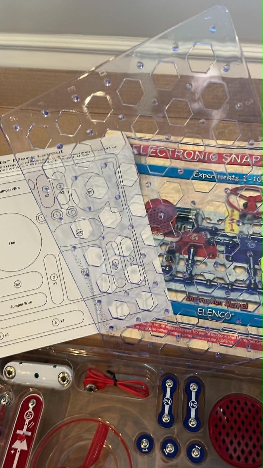 HUGE mixed LOT Elenco Electronic Snap Circuits Parts Manuals STEM kit
