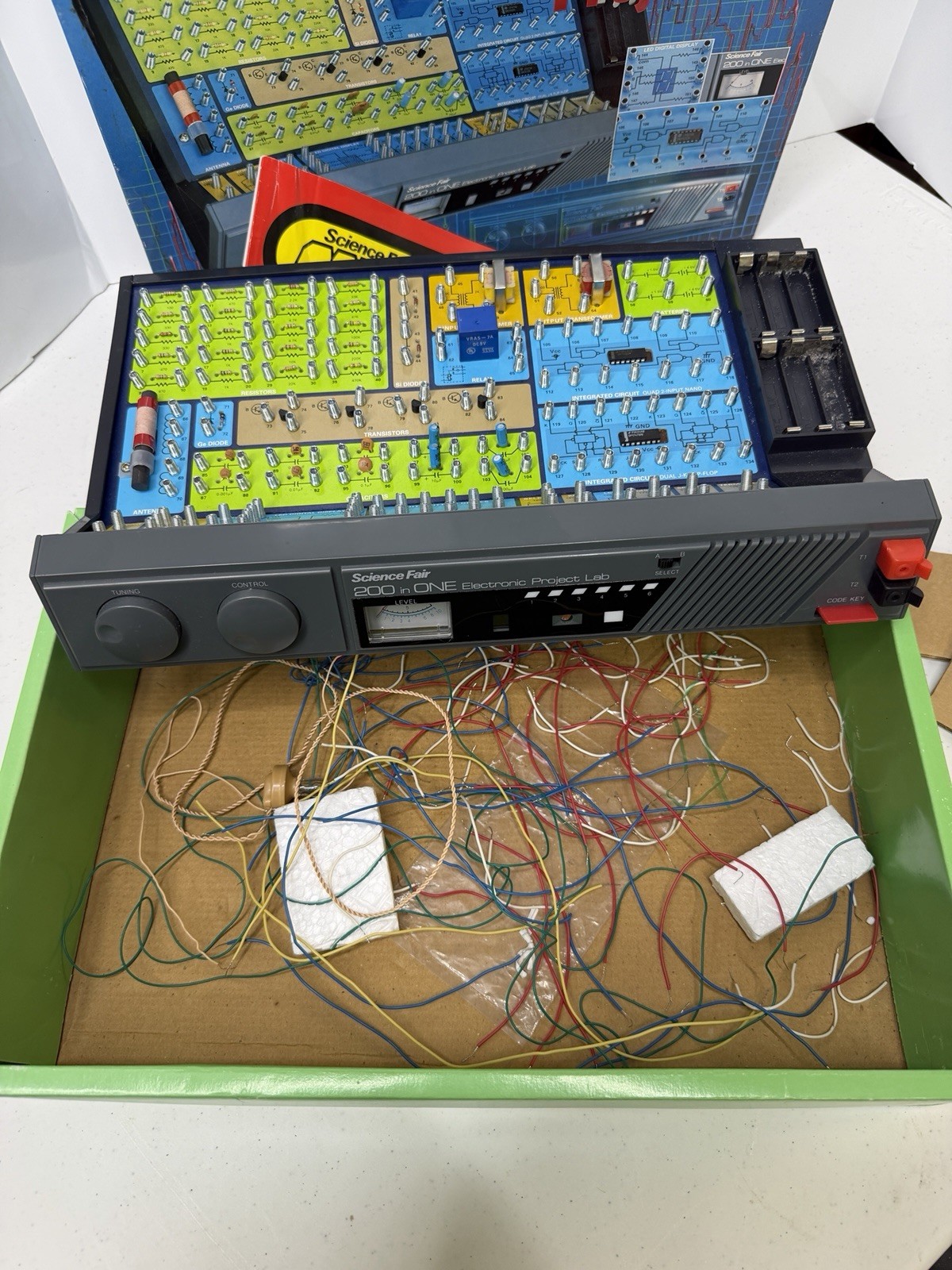 Radio Shack Science Fair Electronics Lab 200 in One Project Kit 28-265 Untested