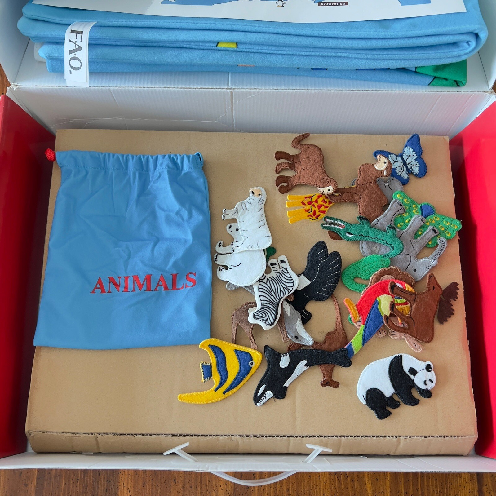 FAO Schwarz 52″ Big World Map Hanging Play Map 60 Removable Pcs Complete in Box