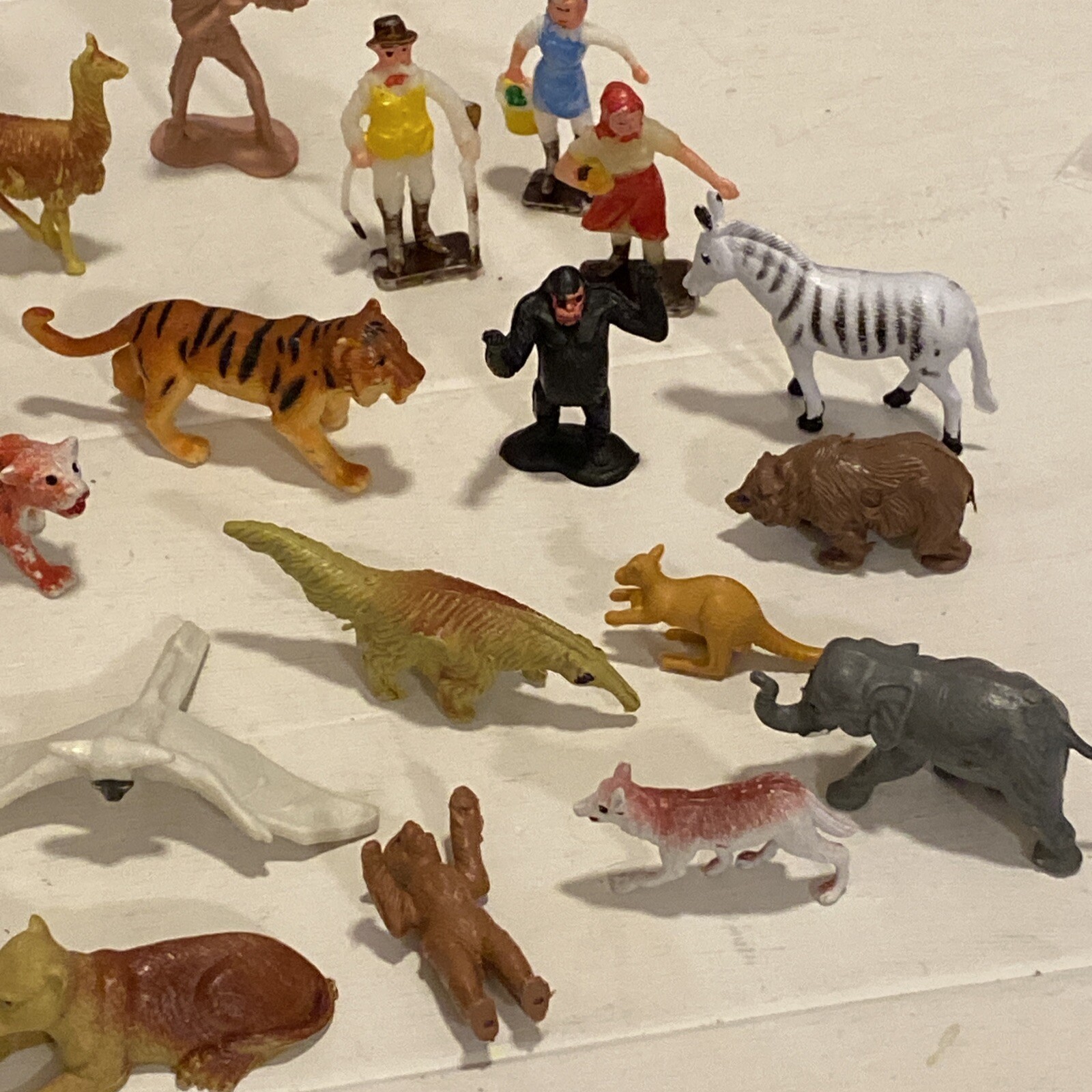 Plastic Animal Figures Toy Lot of 33 Mixed Tiger Llama bear zebra alligator etc.