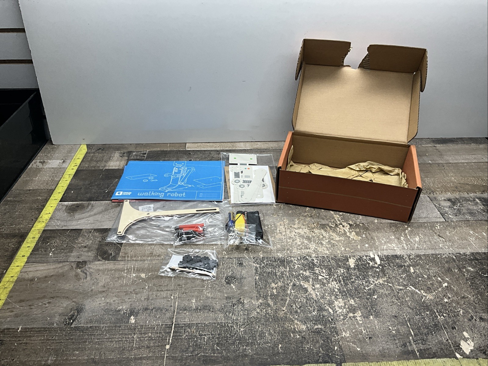 KIWICO TINKER CRATE WALKING ROBOT STEM BUILT KIT F1480-TWLK AGES 9+ NEW OPEN BOX