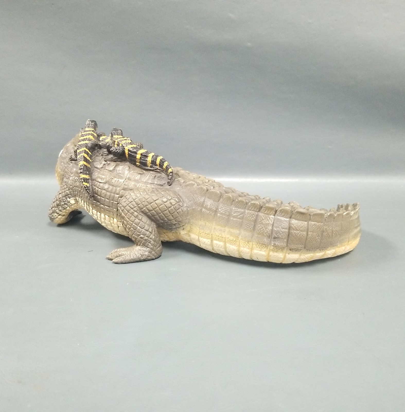 Safari Ltd 2004 Alligator w/ 3 Babies Figure 12″ Incredible Creatures Collection