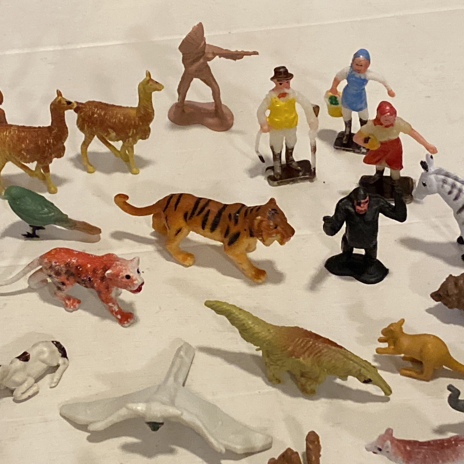 Plastic Animal Figures Toy Lot of 33 Mixed Tiger Llama bear zebra alligator etc.