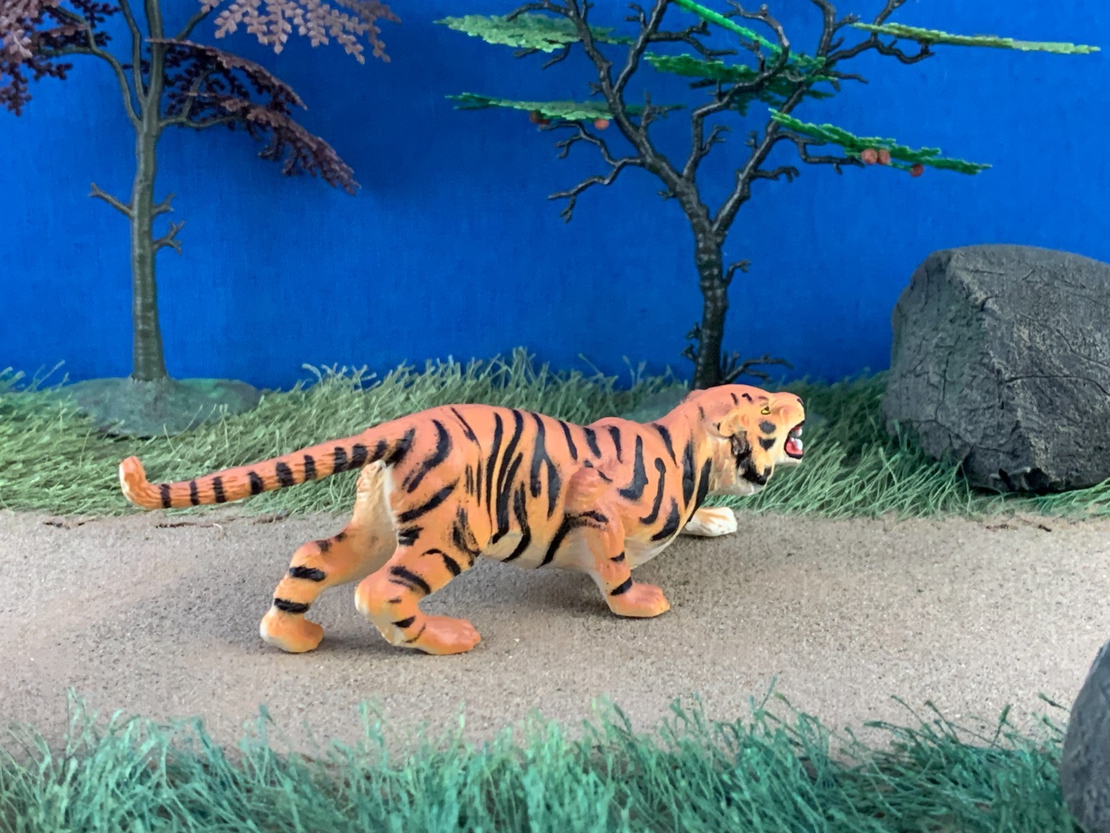 Elastolin by Preiser 5410 (47512) Tiger attacking Wild Animal Figures 1:25 scale