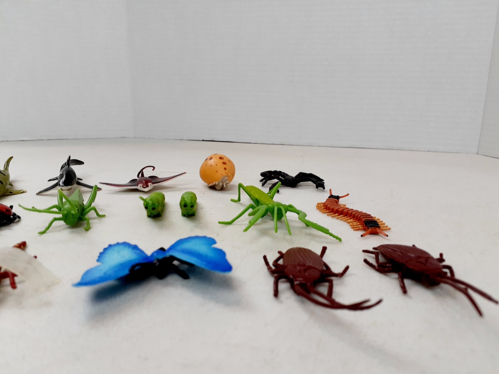 Lot Of 20 Safari Ltd Mini Figures Bugs Insects 2″-3″ Cake Toppers Education 524