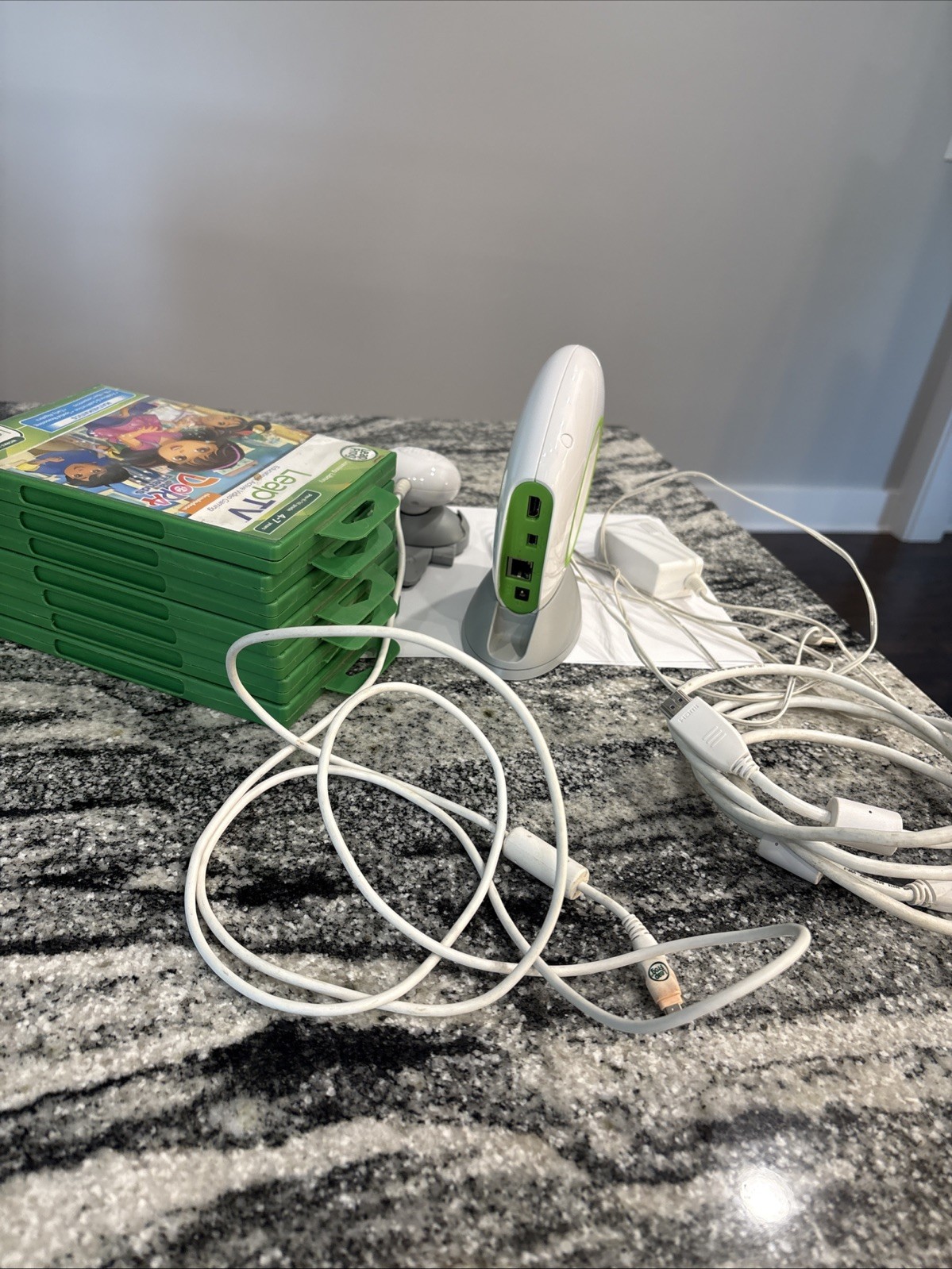 Leap Frog LeapTV Educational Video Gaming Console w/ Camera 6 Games Remotes