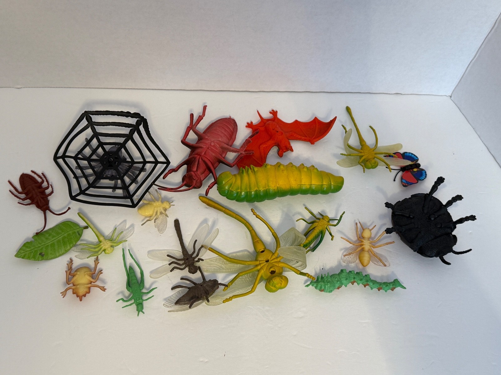 19 Pack Plastic Fake Bugs Set, Realistic Insects Toy for Multi_color