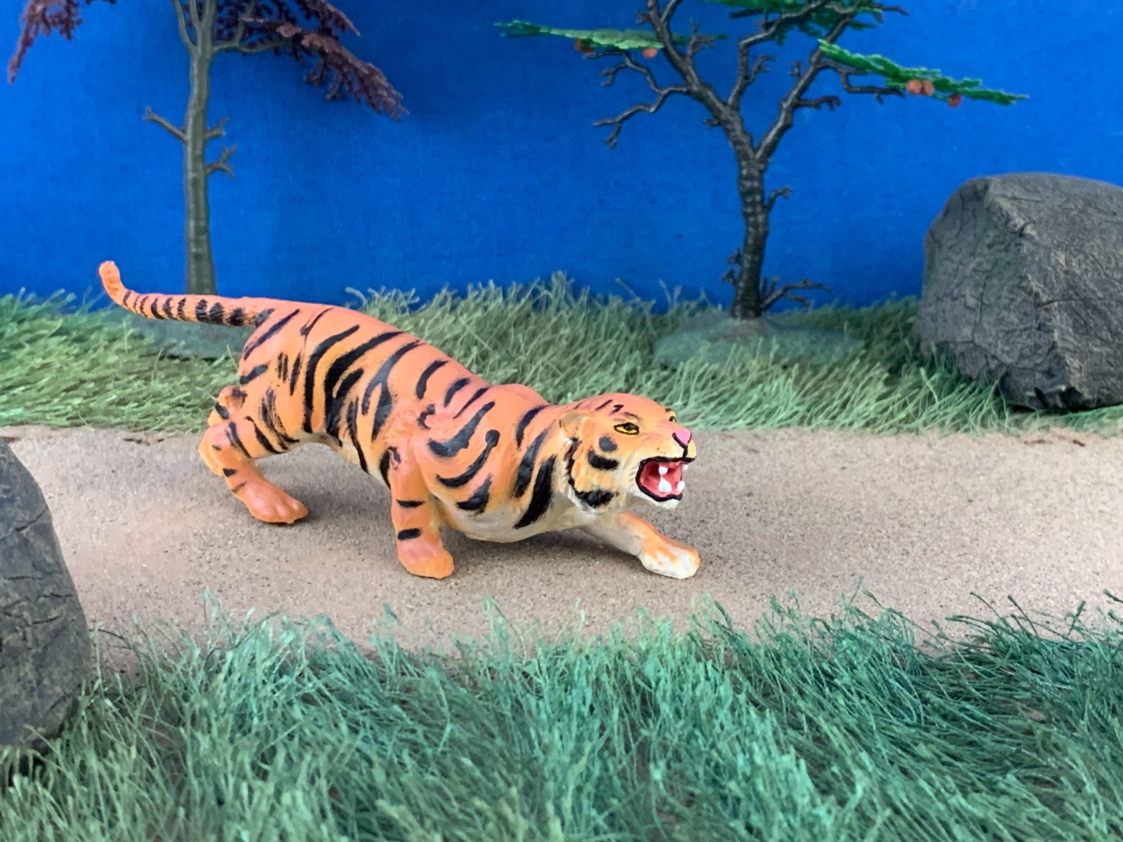 Elastolin by Preiser 5410 (47512) Tiger attacking Wild Animal Figures 1:25 scale