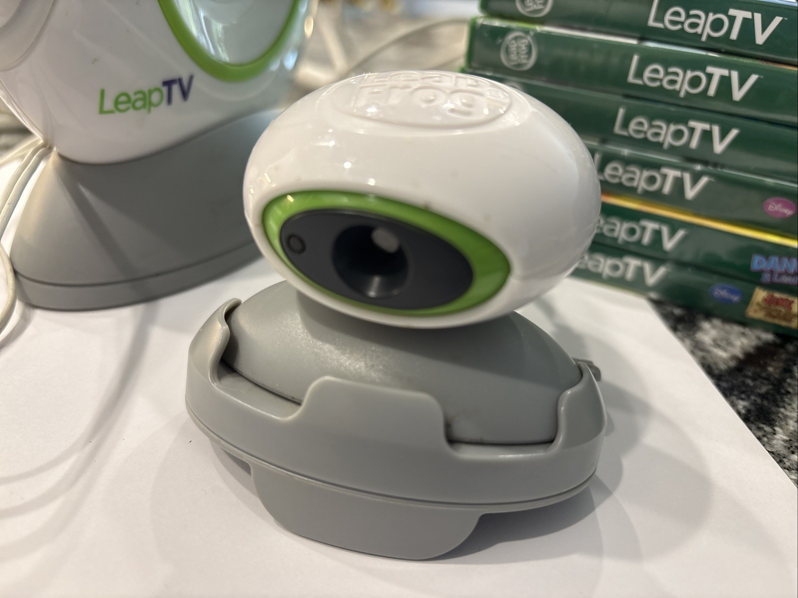 Leap Frog LeapTV Educational Video Gaming Console w/ Camera 6 Games Remotes