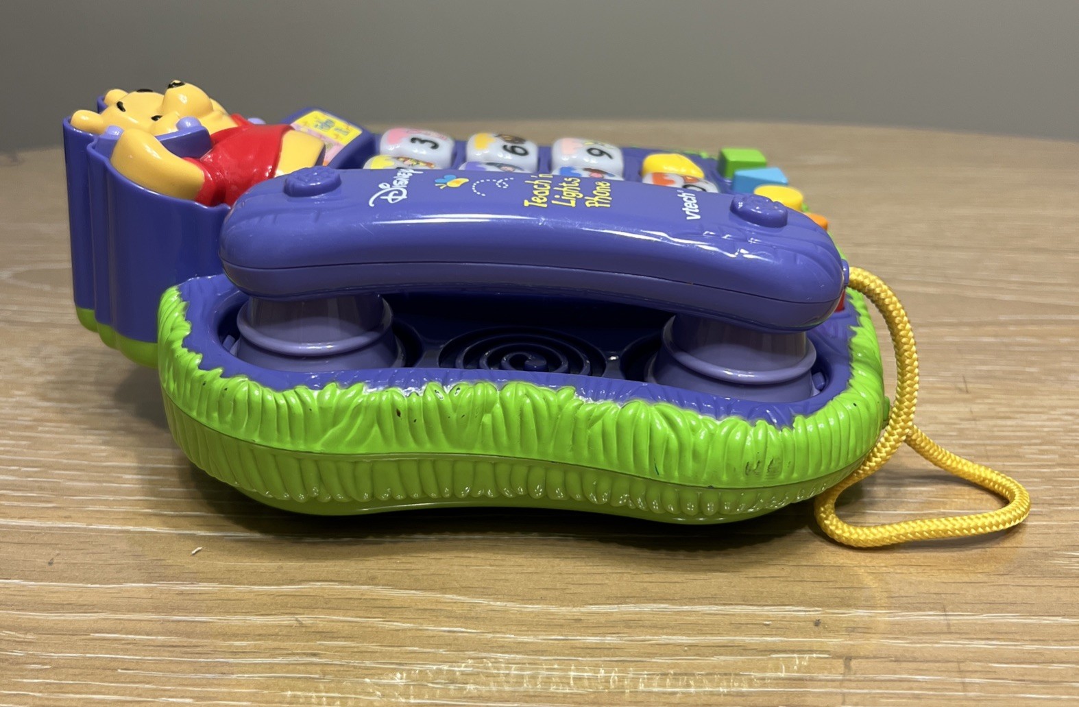 2004 Vtech, Disney Winnie The Pooh, Teach ‘n Lights phone- works!!