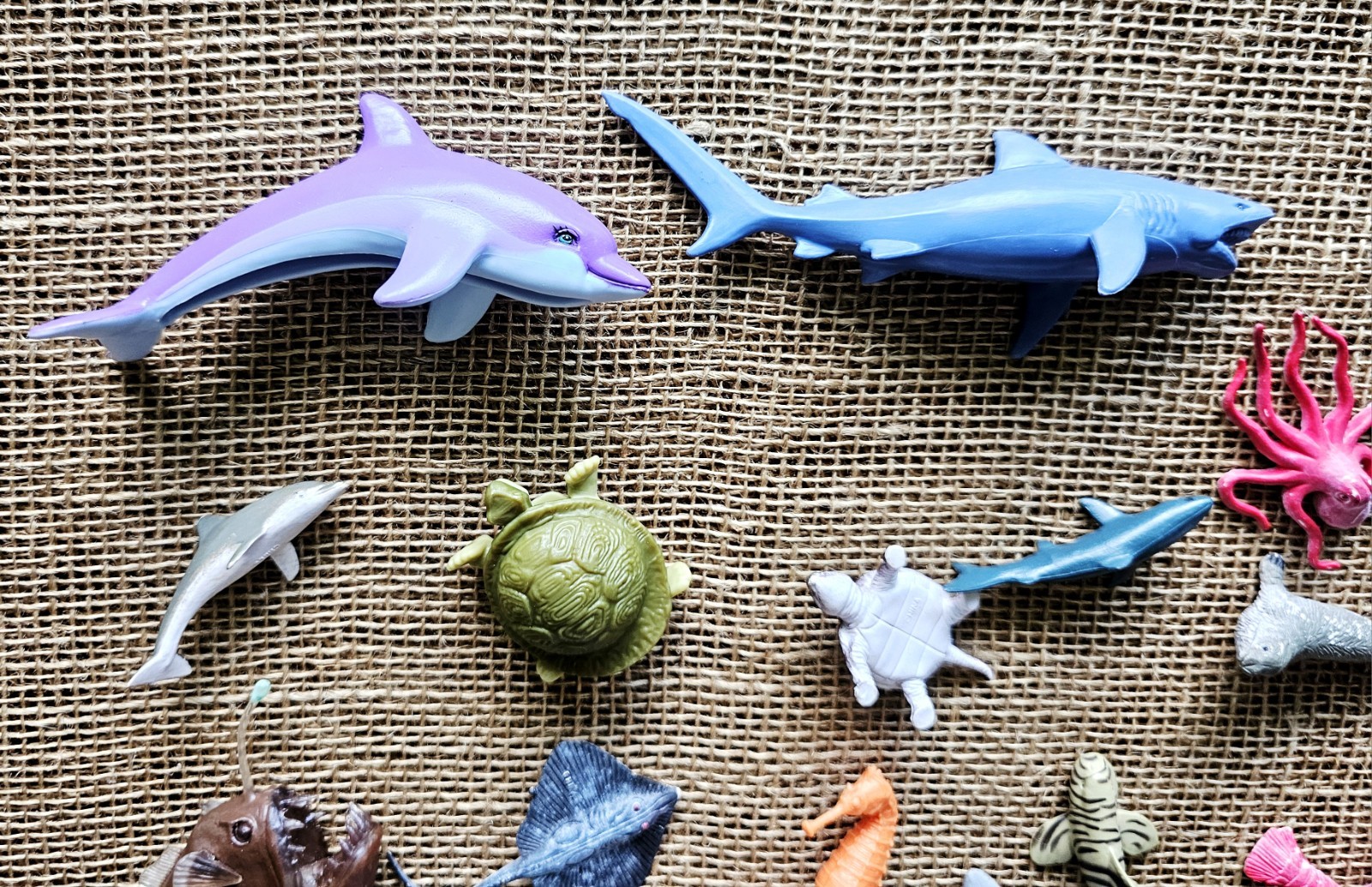 Lot Of 26 Ocean Sea Life Animals 2″ To 5.5″ Fish, Whales, Sharks, Turtles Toys