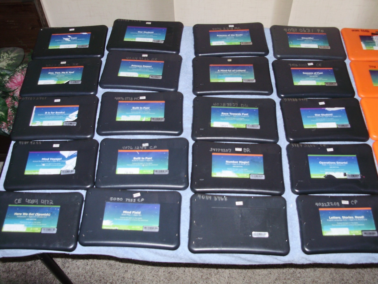 177ea- PLAYAWAY/ LaunchPad Childrens Pre Loaded Educational/Learning Tablets