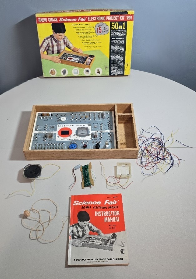 1967 Radio Shack Science Fair Electronic Project Kit #201 – Untested-incomple