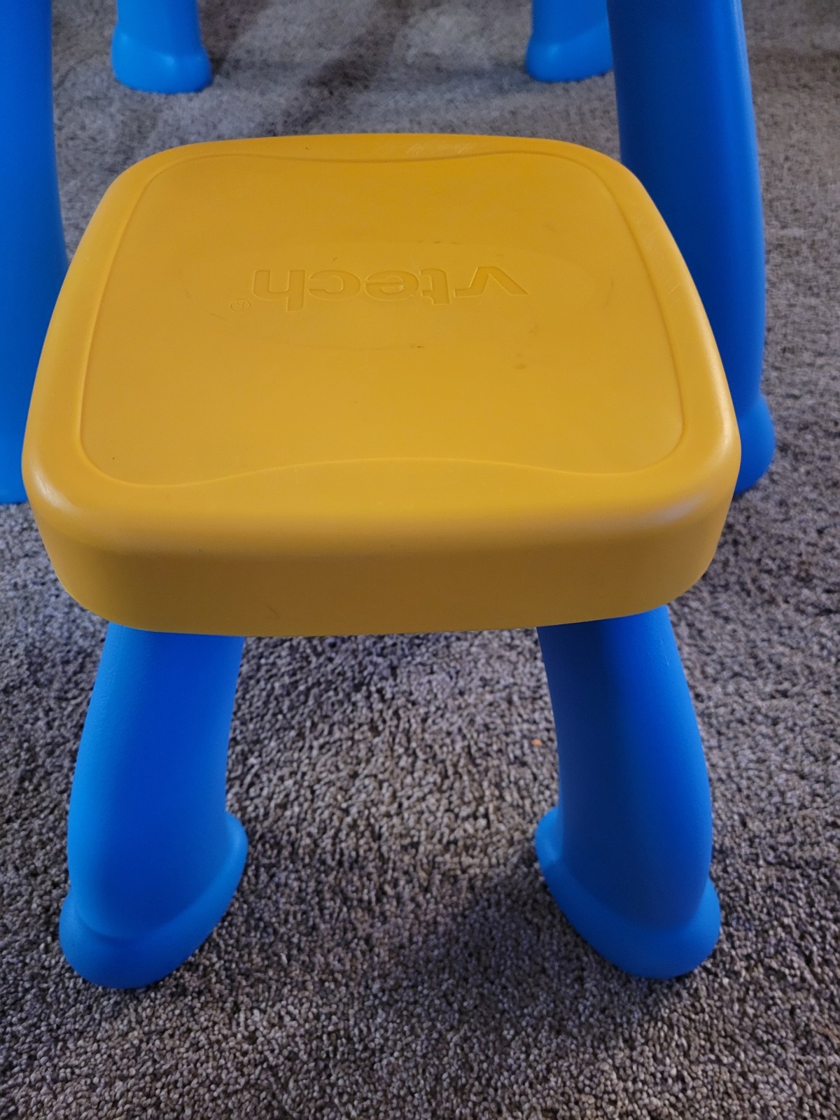 Vtech Touch & Learn Activity Desk with Stool (80-194800)