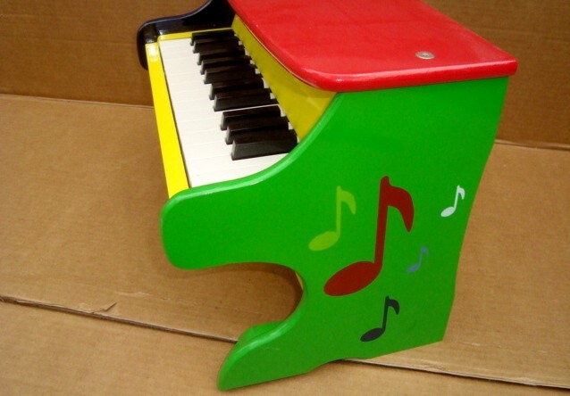 MELISSA & DOUG ~ LEARN-TO-PLAY PIANO ~Ages 3 +7