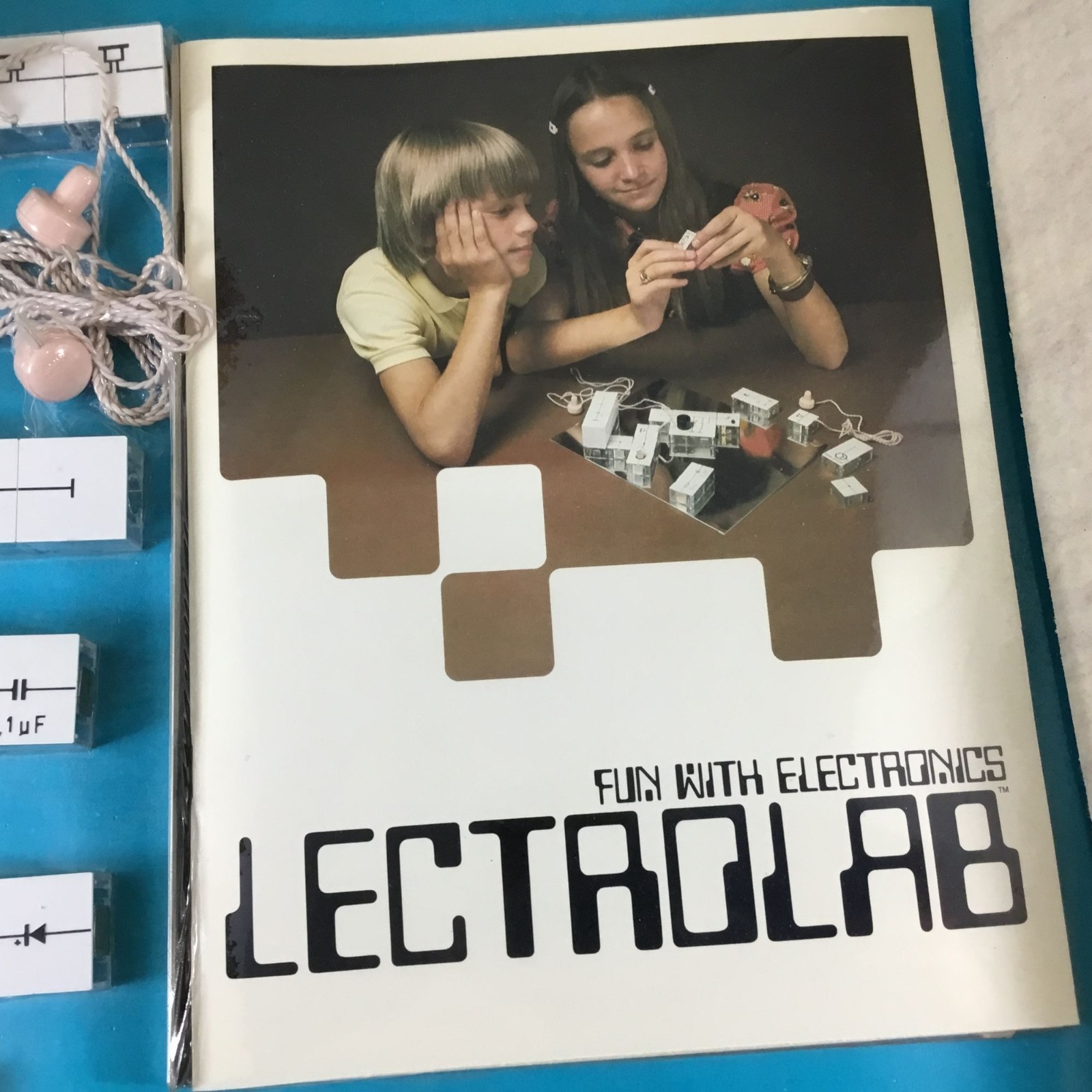 Vintage Lectrolab Fun With Electronics Science Kit 65 Experiments O-I Toledo, OH