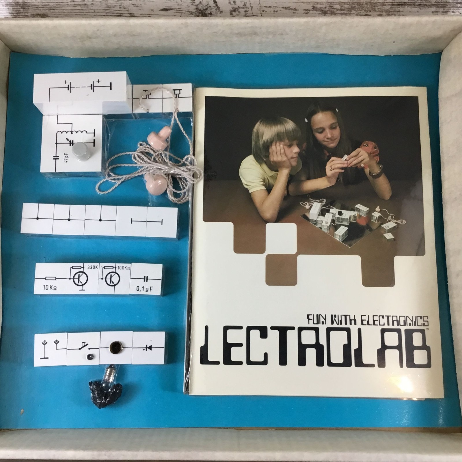 Vintage Lectrolab Fun With Electronics Science Kit 65 Experiments O-I Toledo, OH