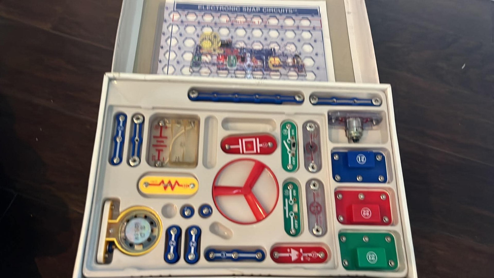 HUGE mixed LOT Elenco Electronic Snap Circuits Parts Manuals STEM kit