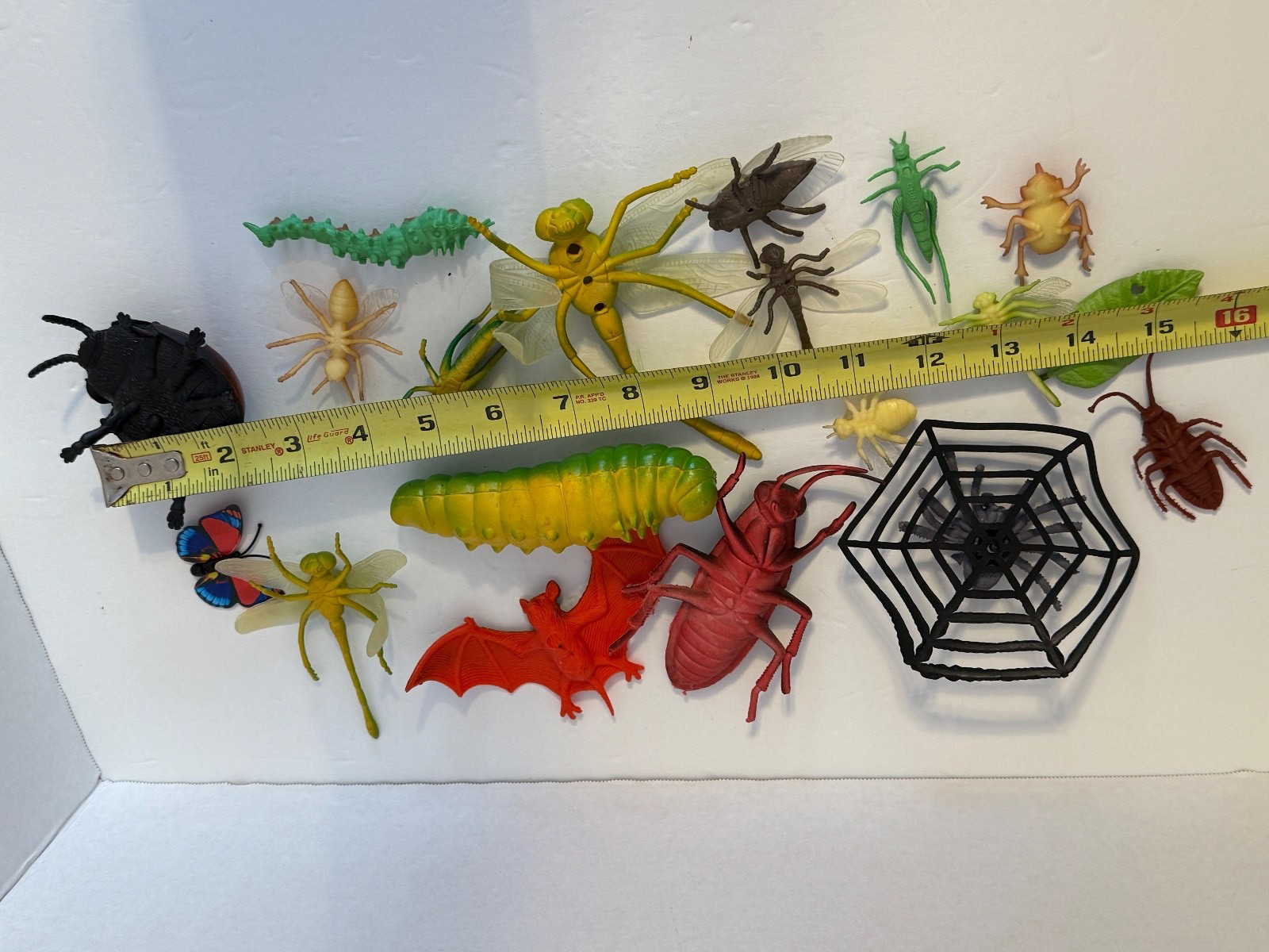 19 Pack Plastic Fake Bugs Set, Realistic Insects Toy for Multi_color