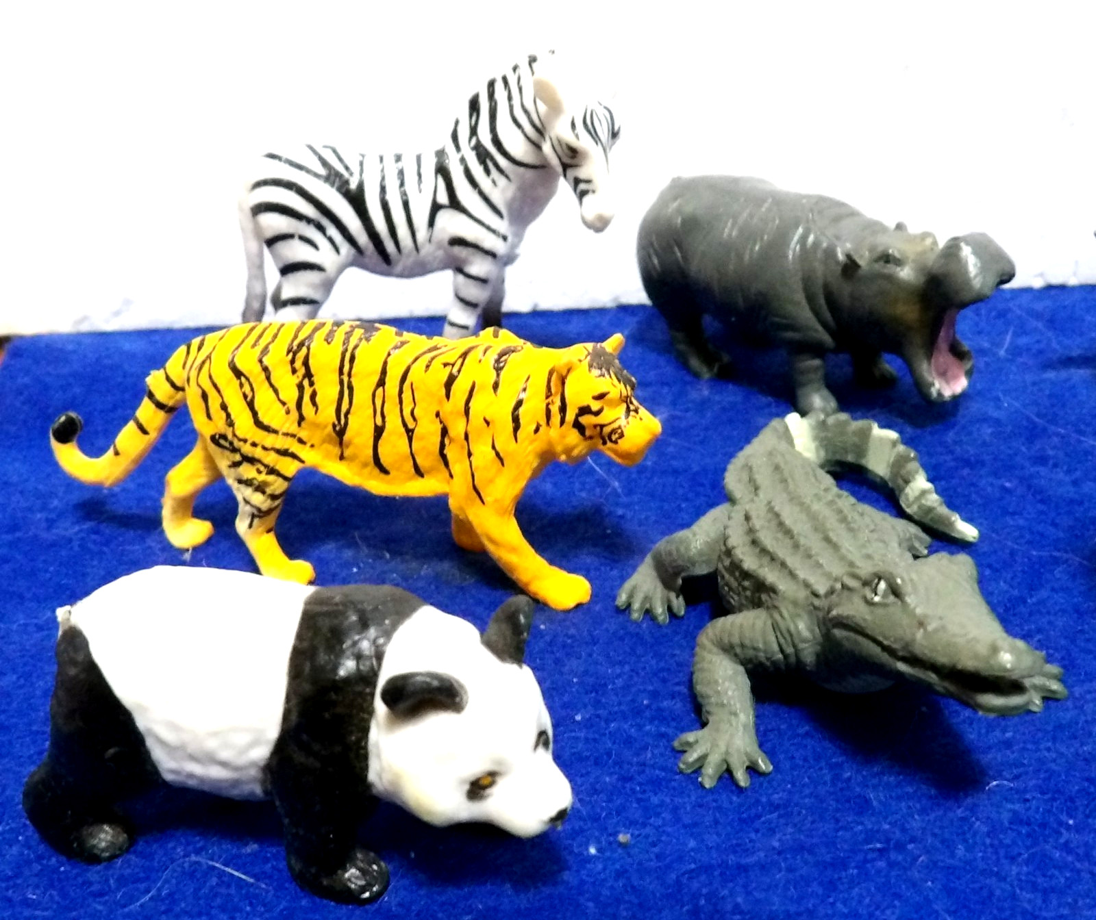 12 Neat Small Composit Zoo Animals Giraffe 2 7/8″ Tall to Crocodile 2 1/2″ Long