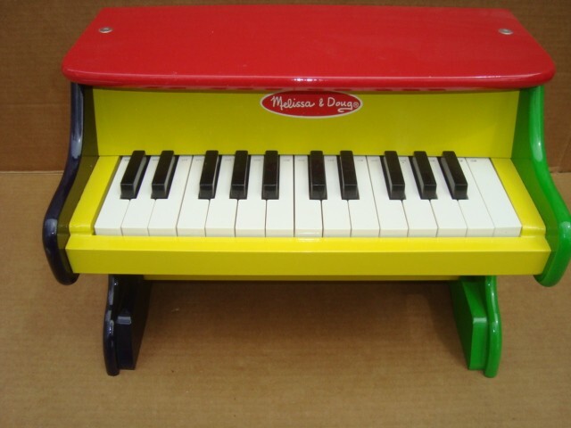 MELISSA & DOUG ~ LEARN-TO-PLAY PIANO ~Ages 3 +7
