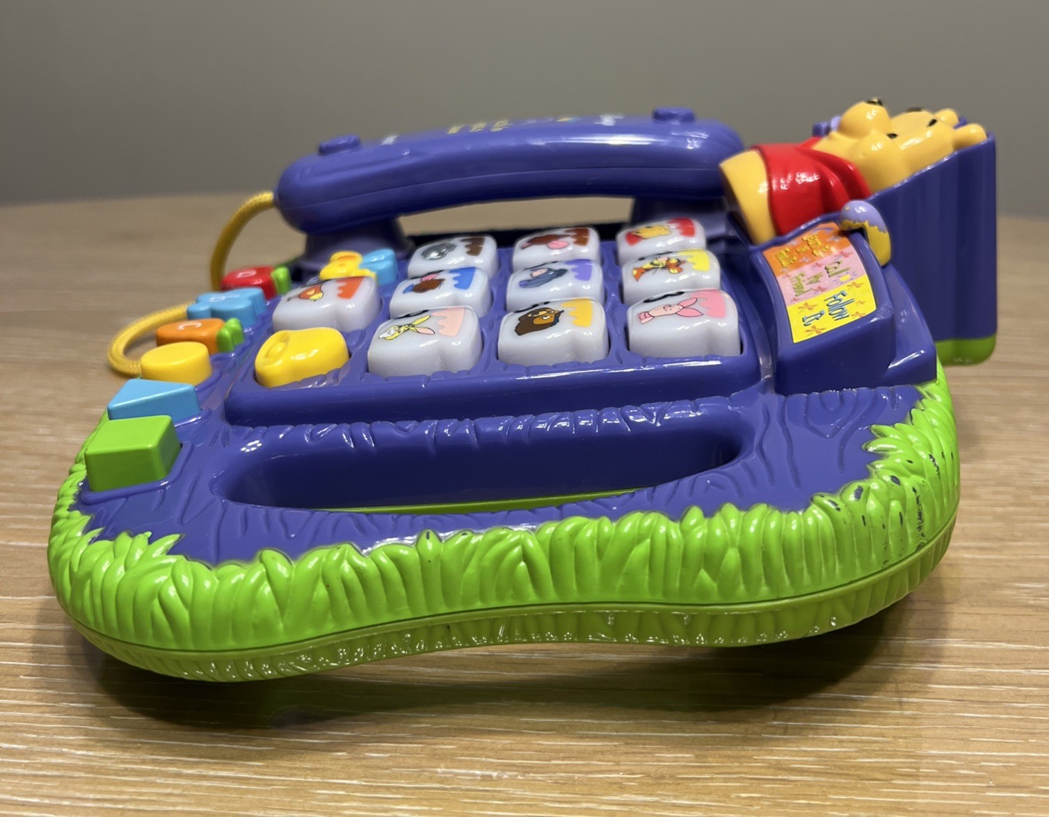 2004 Vtech, Disney Winnie The Pooh, Teach ‘n Lights phone- works!!