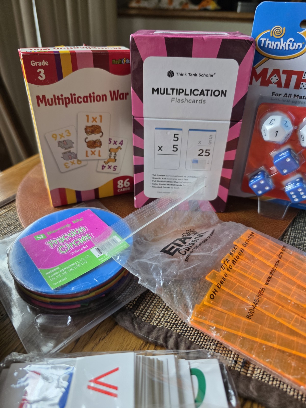 ThinkFun Math Learning Lot: Math Dice Game, Division 0-12 Flash Cards.
