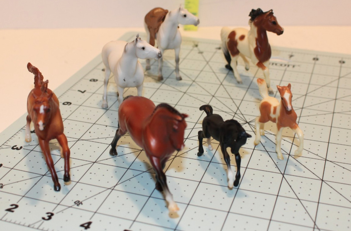 Herd of 7 Breyer Stablemates 1:32 scale, 5 large, 2 Foals Great Played w/conditi