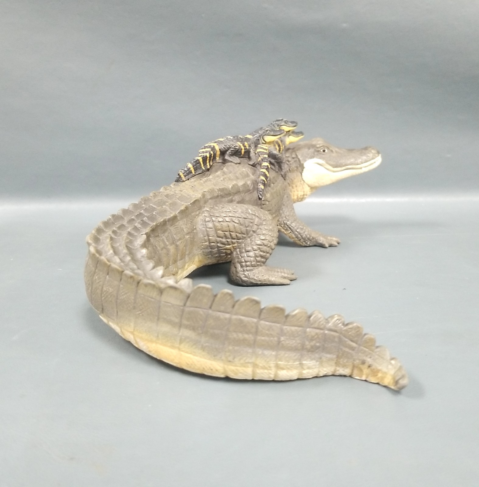 Safari Ltd 2004 Alligator w/ 3 Babies Figure 12″ Incredible Creatures Collection