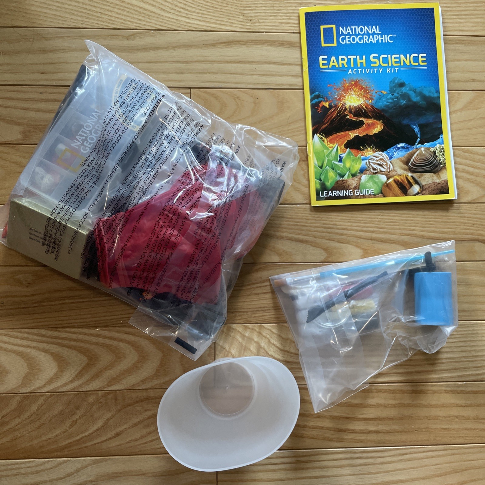 NATIONAL GEOGRAPHIC Earth Science Kit 5+ Science Experiments & Activities NIB