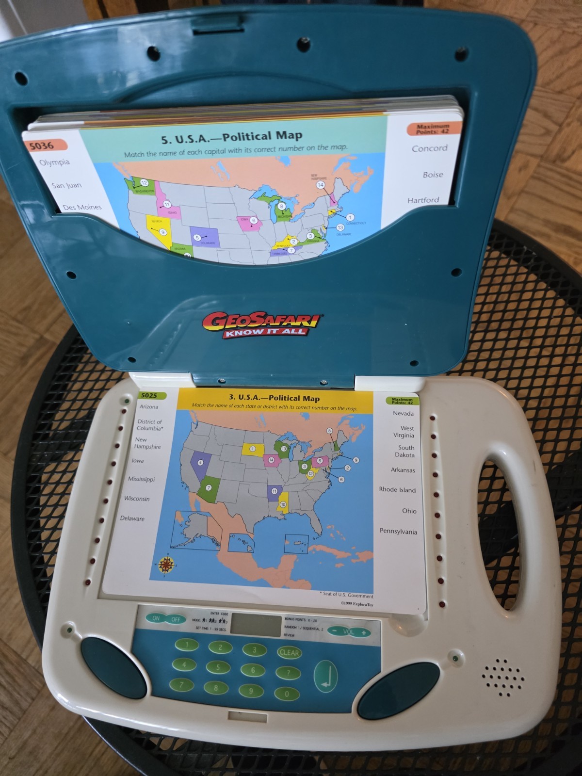 GeoSafari Know It All #6794 With 60 dbl Sided Cards. Good working condition