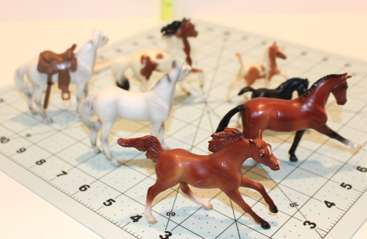 Herd of 7 Breyer Stablemates 1:32 scale, 5 large, 2 Foals Great Played w/conditi