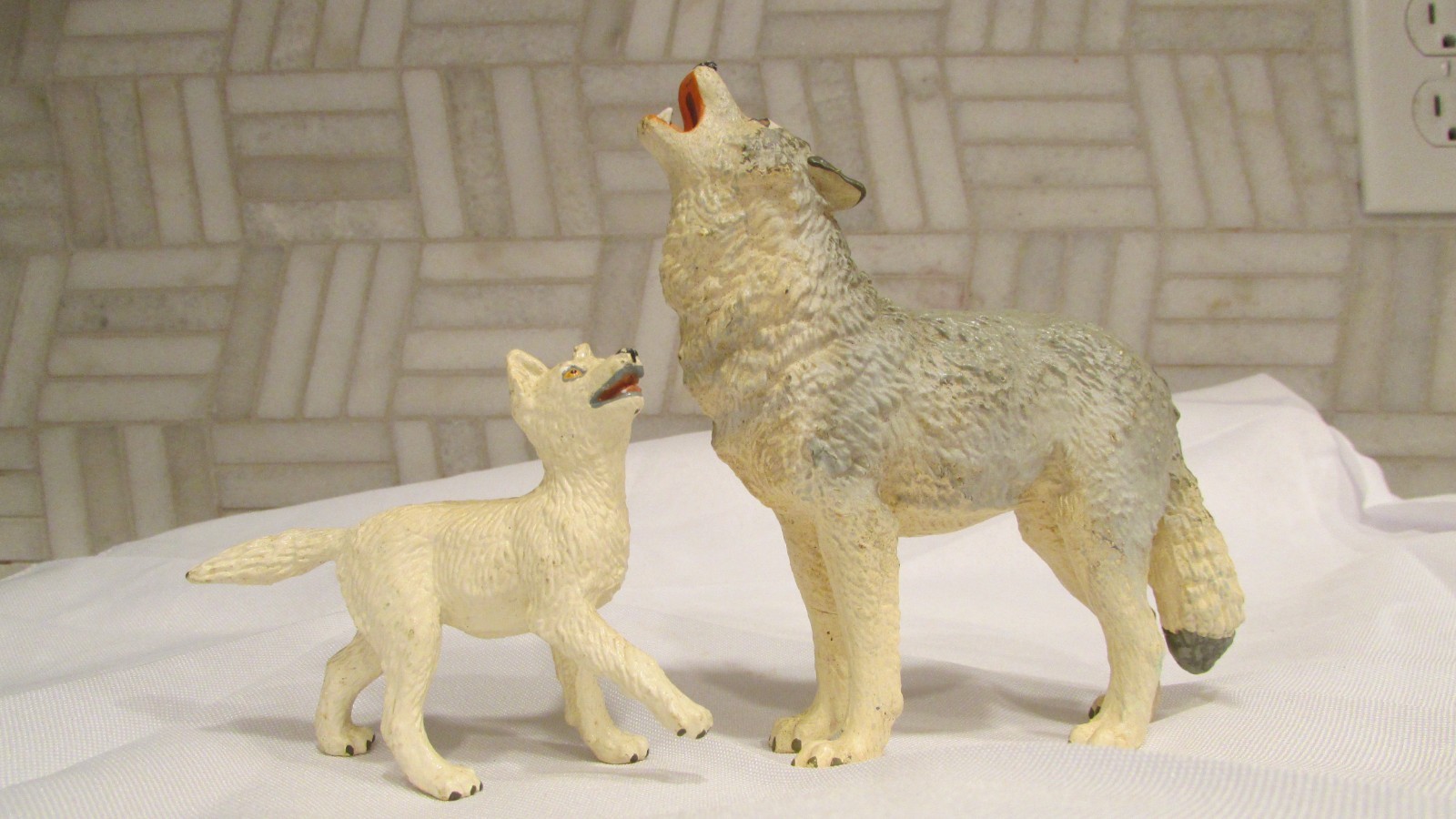 Plastic Safari Ltd 5″ Howling White Gray Wolf + 3″ Pup Wild Dog Animal Figures