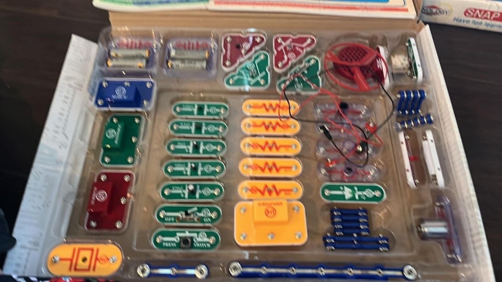 HUGE mixed LOT Elenco Electronic Snap Circuits Parts Manuals STEM kit