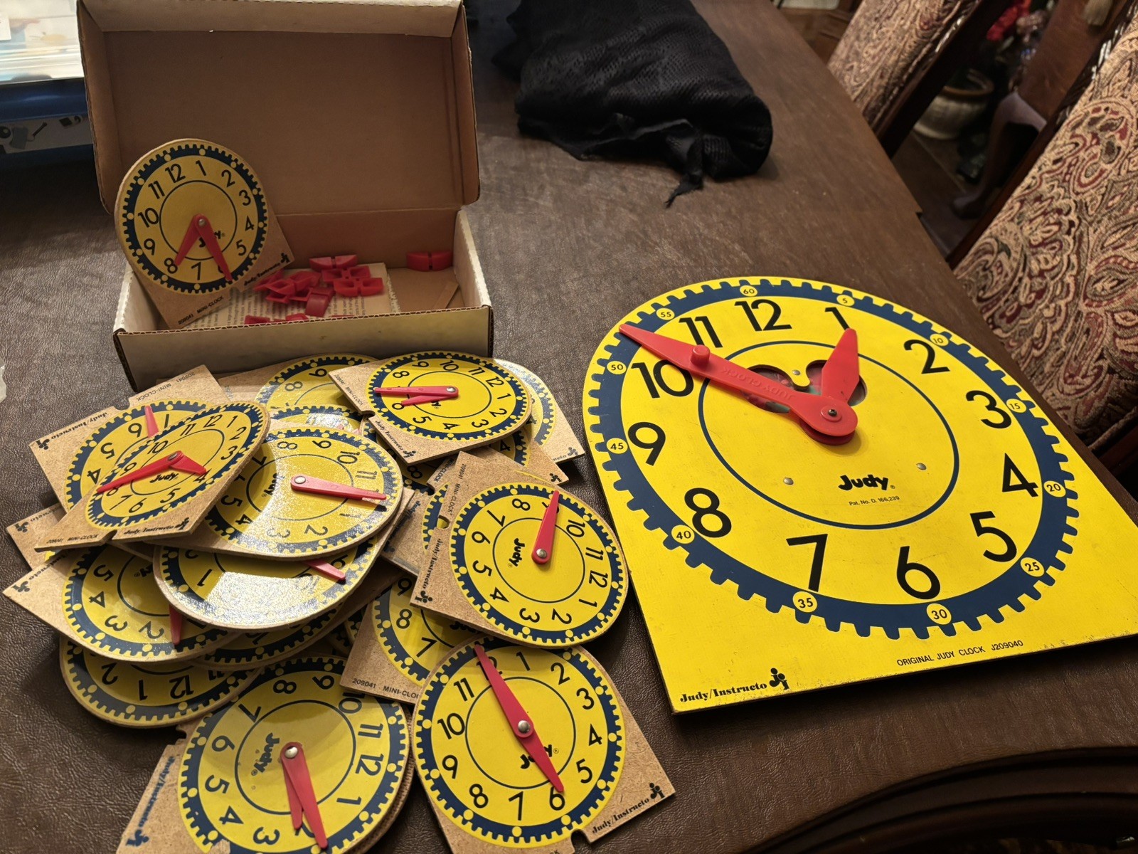 Original Judy Big Clock Plus 27 Mini Block With 16 Stands