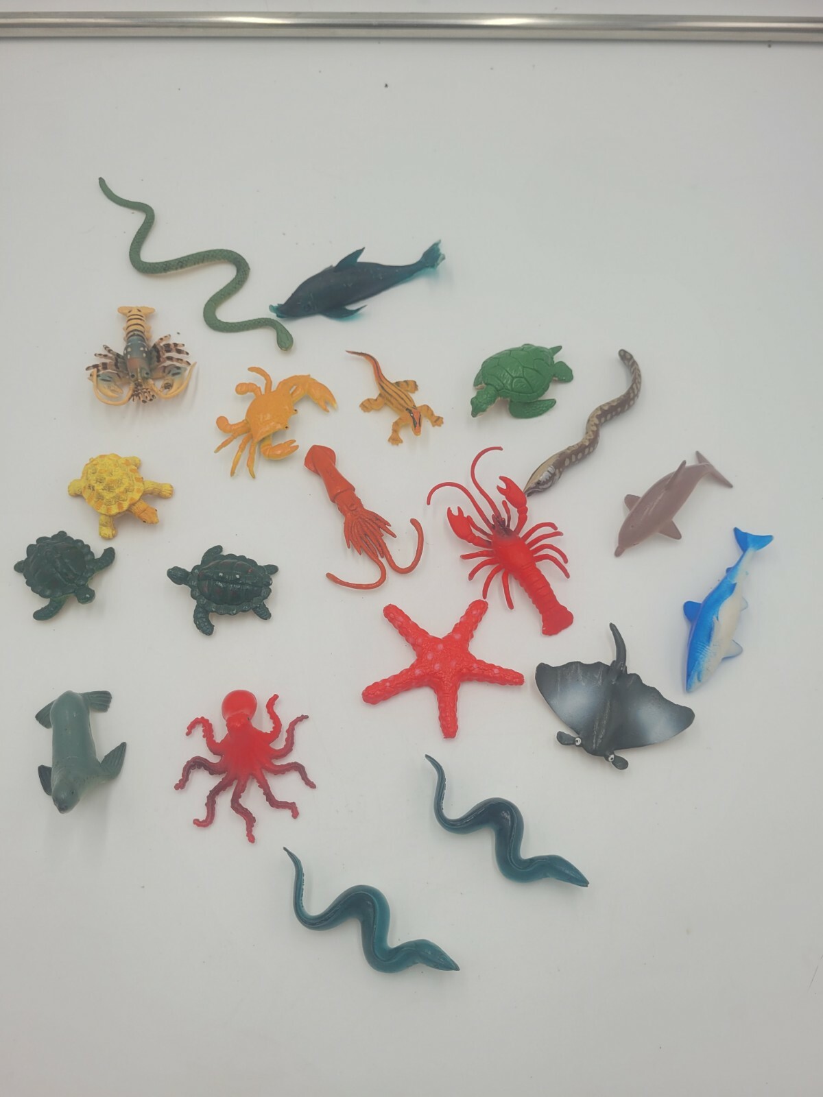 Mixed LOT of 20 Vintage to Modern Small Toy Turtles and Sea Creatures lot