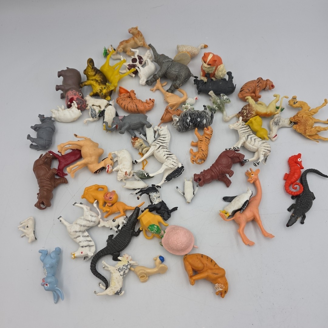 Lot of 60 Vintage Miniature Plastic animals Farm Zoo Ocean Camel Lion Pig