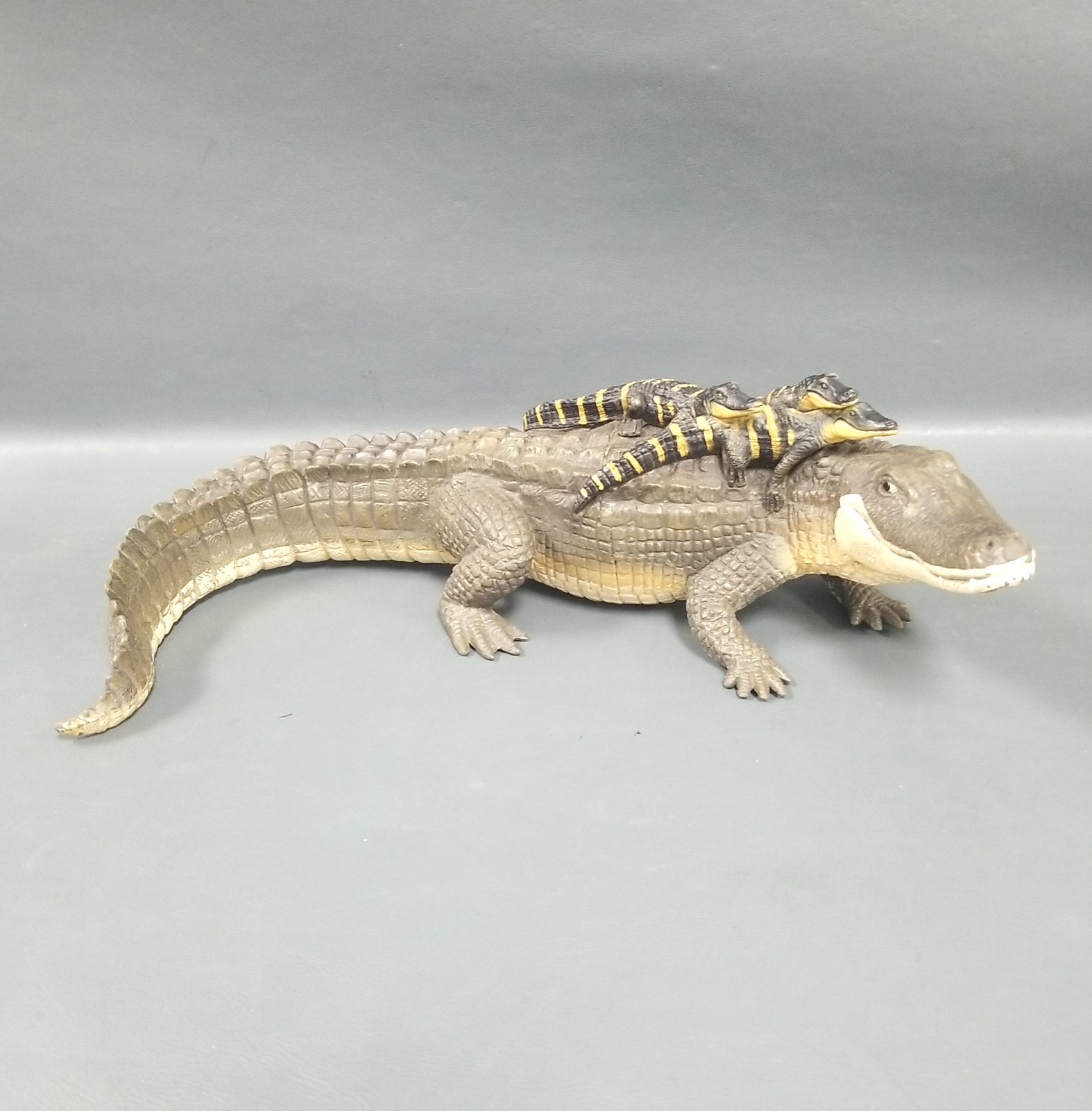 Safari Ltd 2004 Alligator w/ 3 Babies Figure 12″ Incredible Creatures Collection