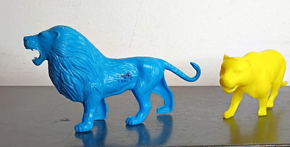 Old Stock Vintage Plastic Lions Figures Male And Female. 19c Price. 5.5 In Lion